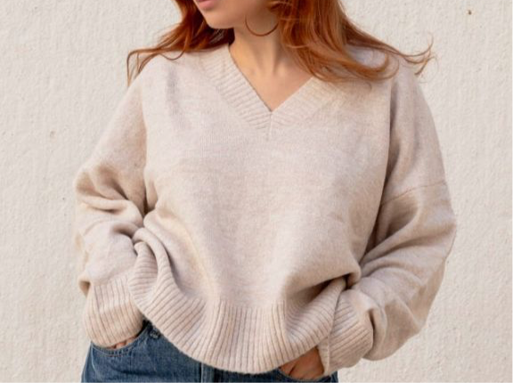 Pull maille beige ou noir oversized col V