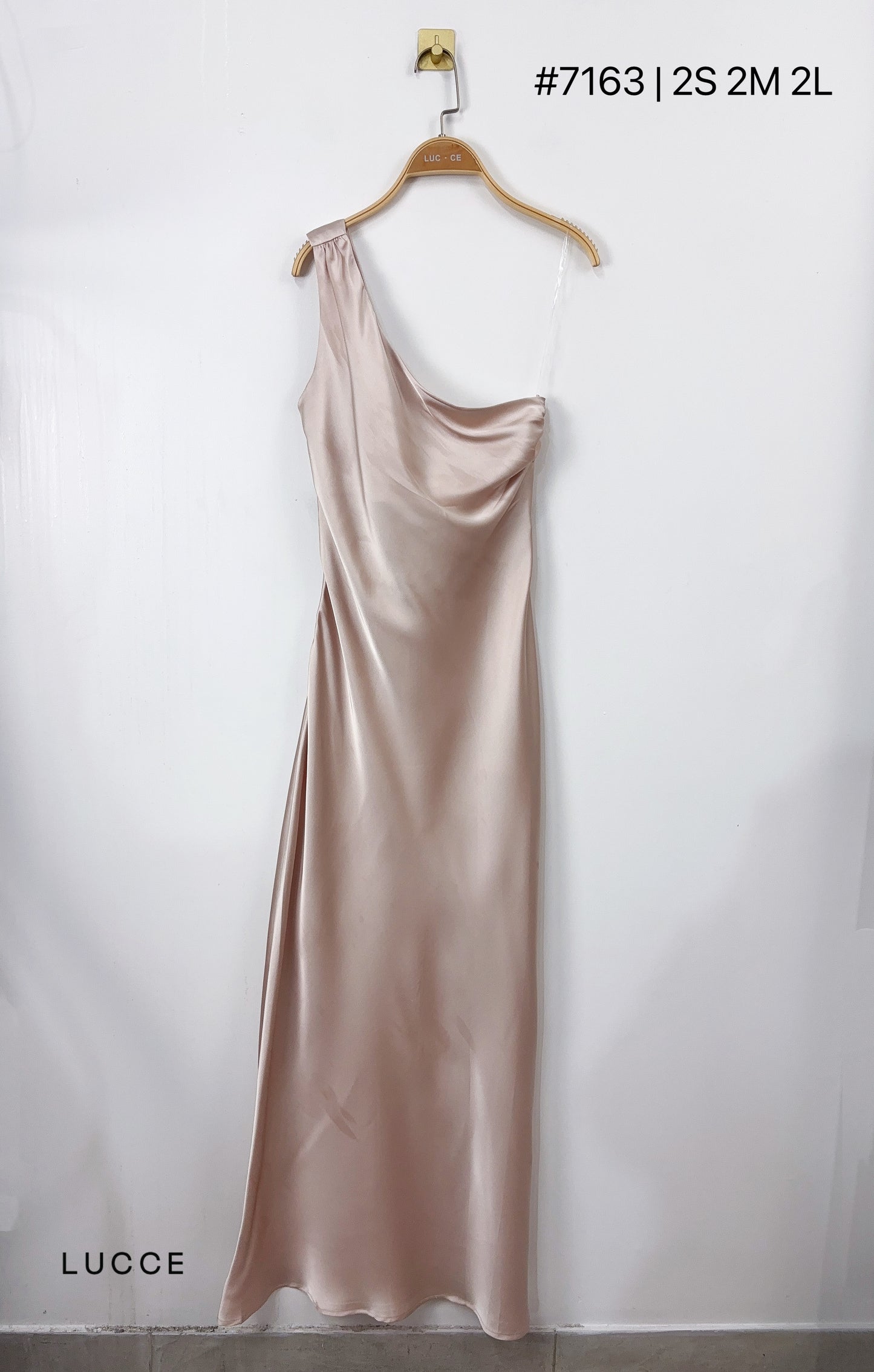 Robe longue satin asymétrique dos nu