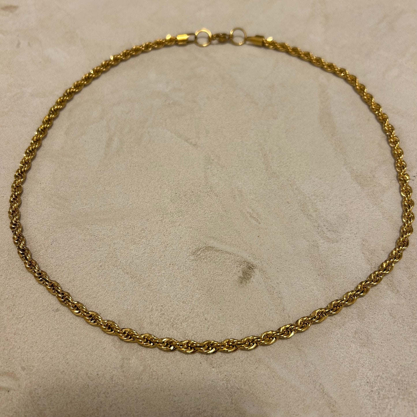 Collier roulé ou tressé