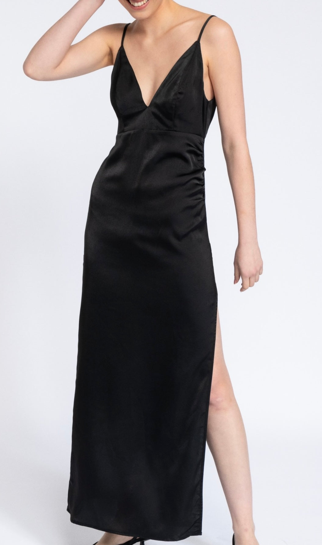 Robe satin noire fente cote