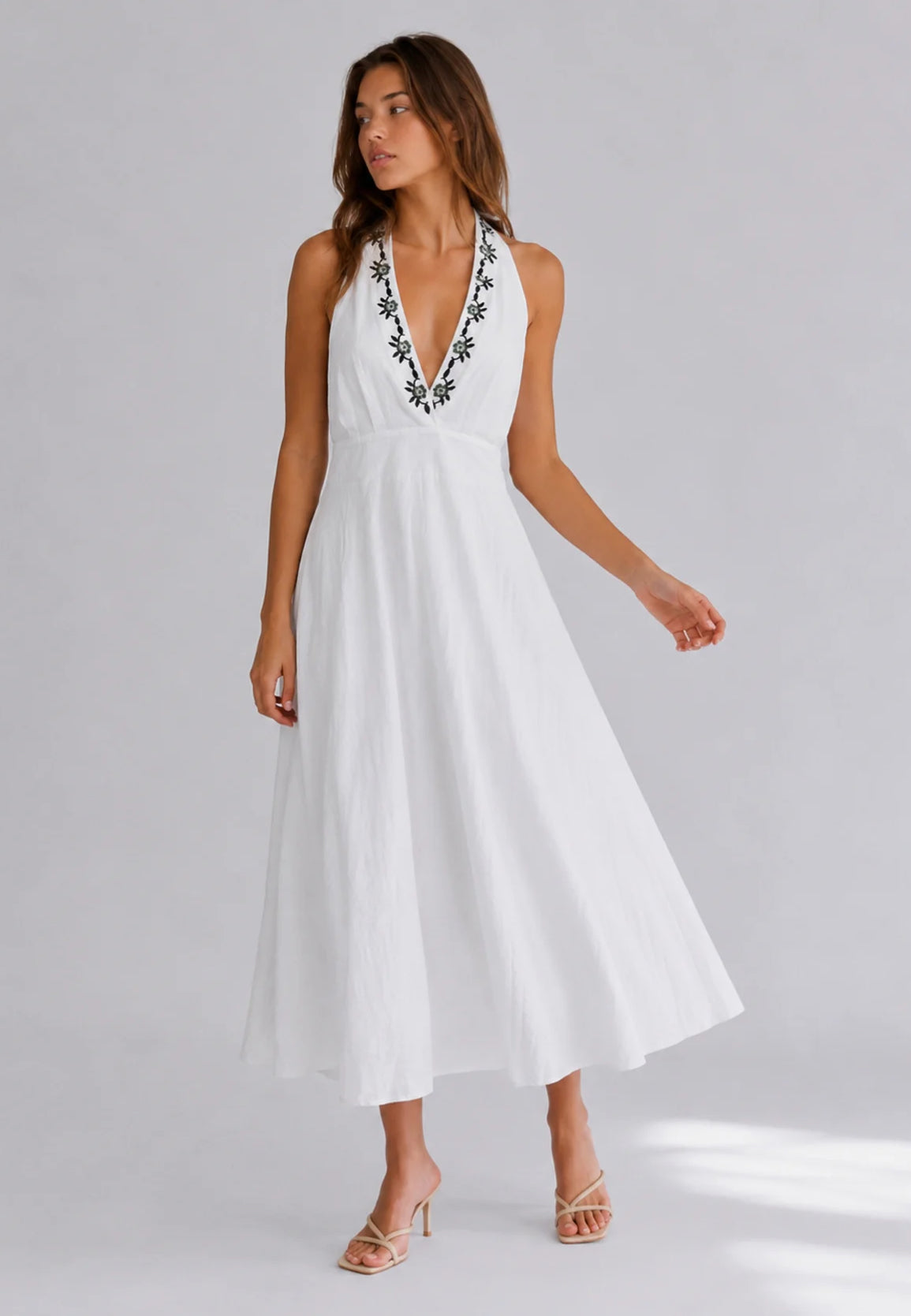 Robe brodée dos nu