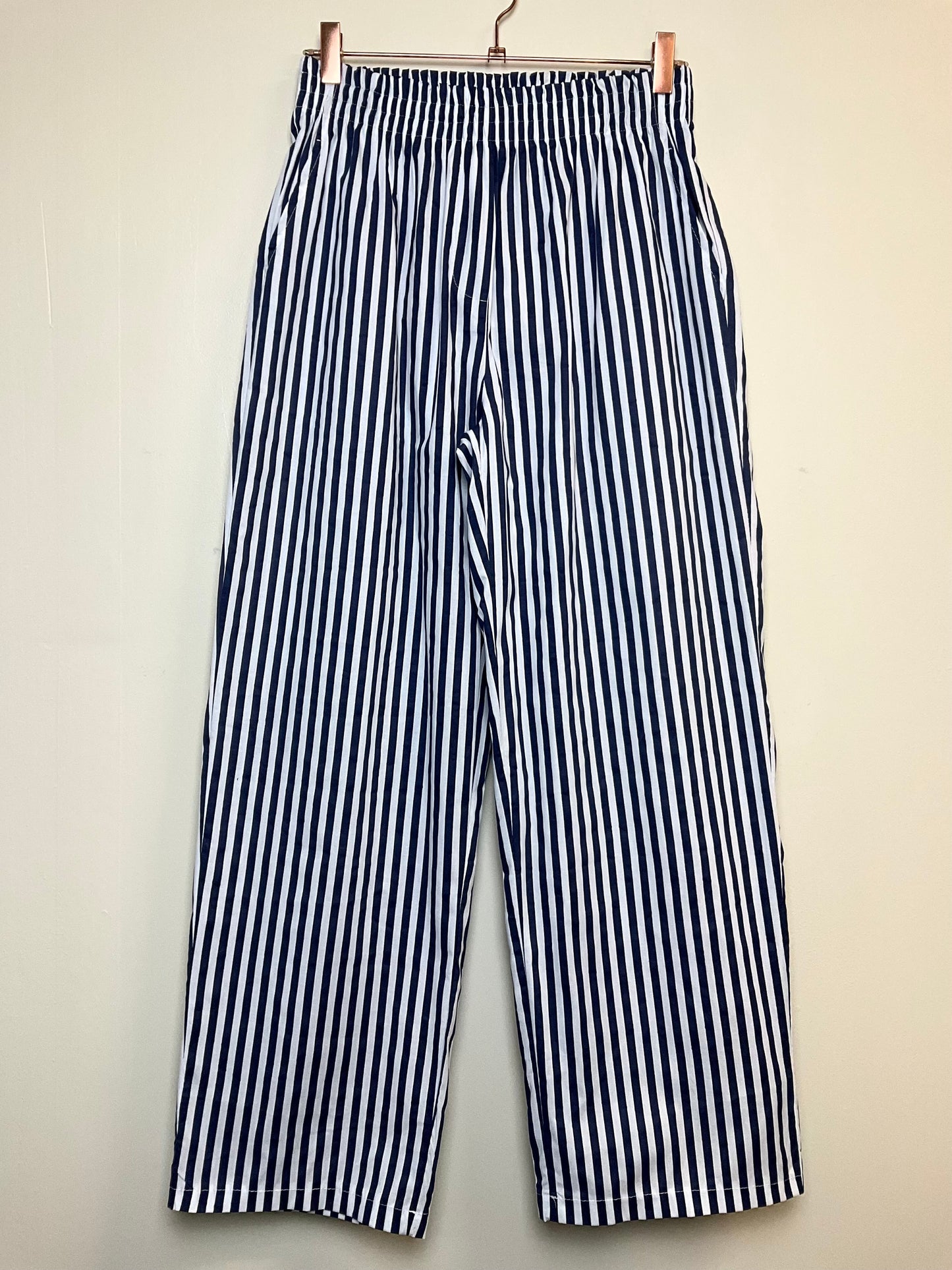 Pantalon large kaki ou bleu rayé