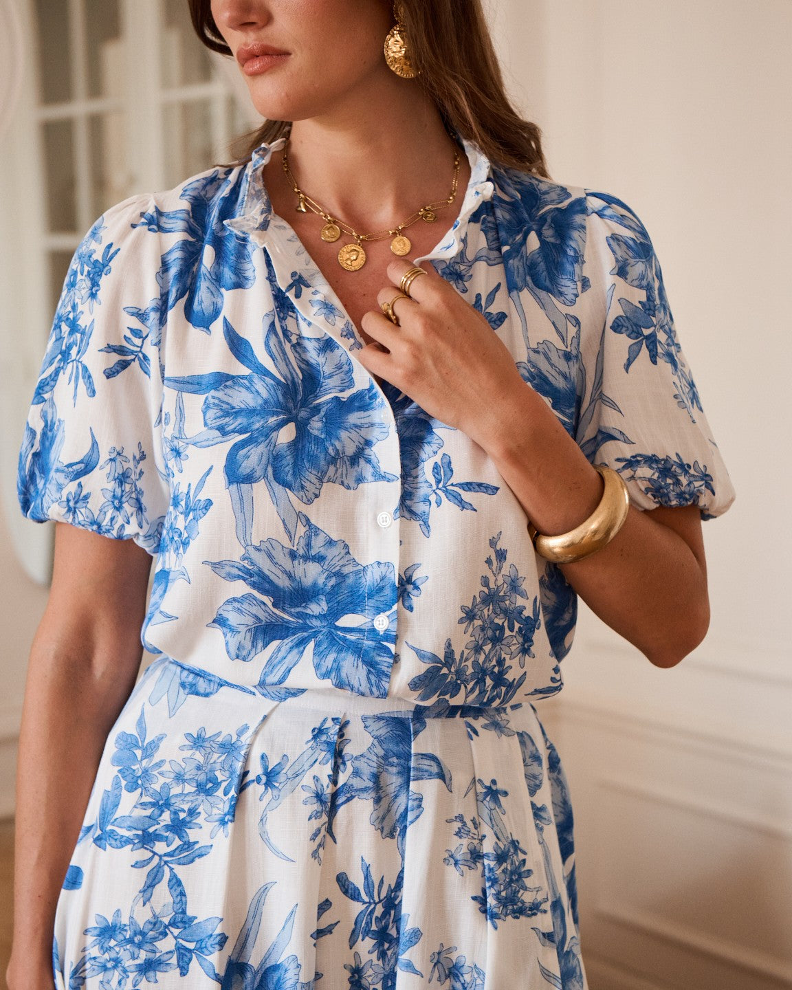Chemise motif fleurs bleues col volant