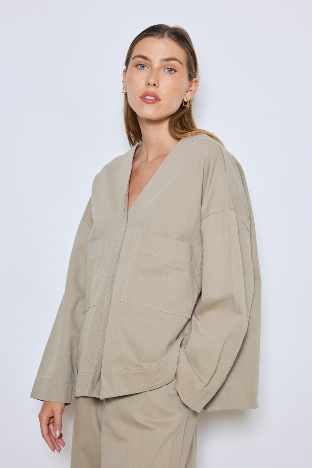 Veste beige large coton épais col en V deux poches plaquées