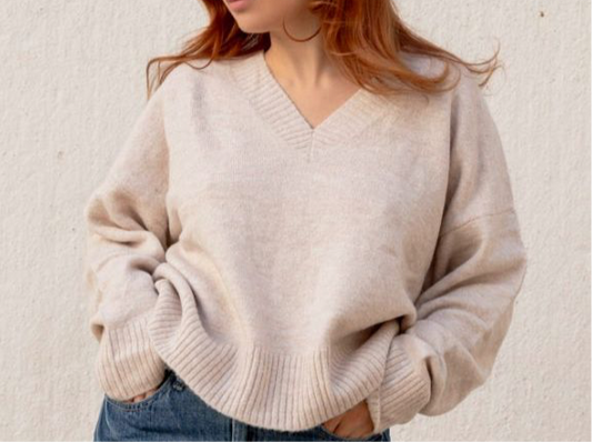 Pull maille beige ou noir oversized col V