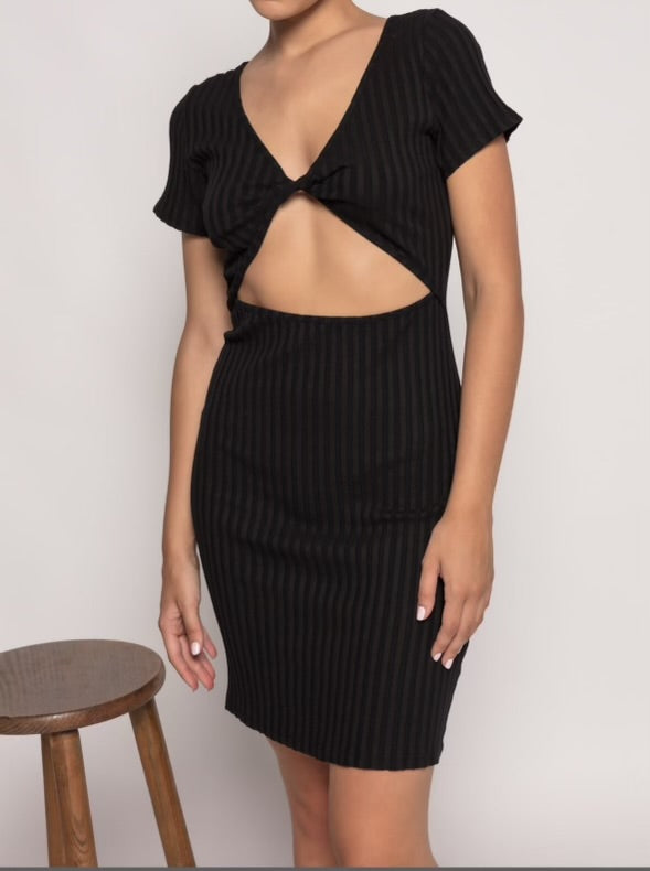 Robe noire découpée