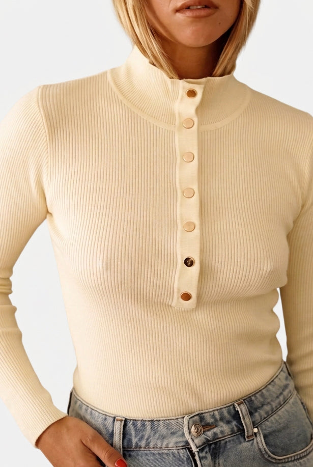 Pull fin col boutons dorés