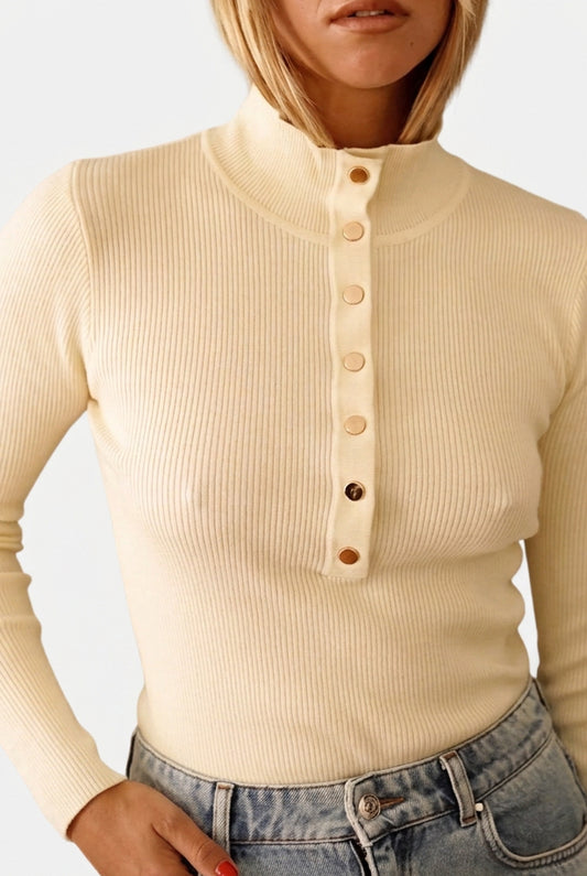 Pull fin col boutons dorés
