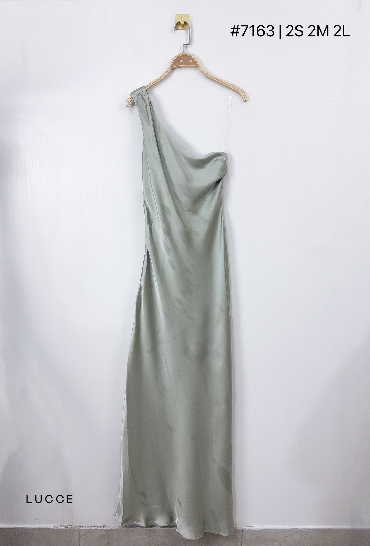 Robe longue satin asymétrique dos nu