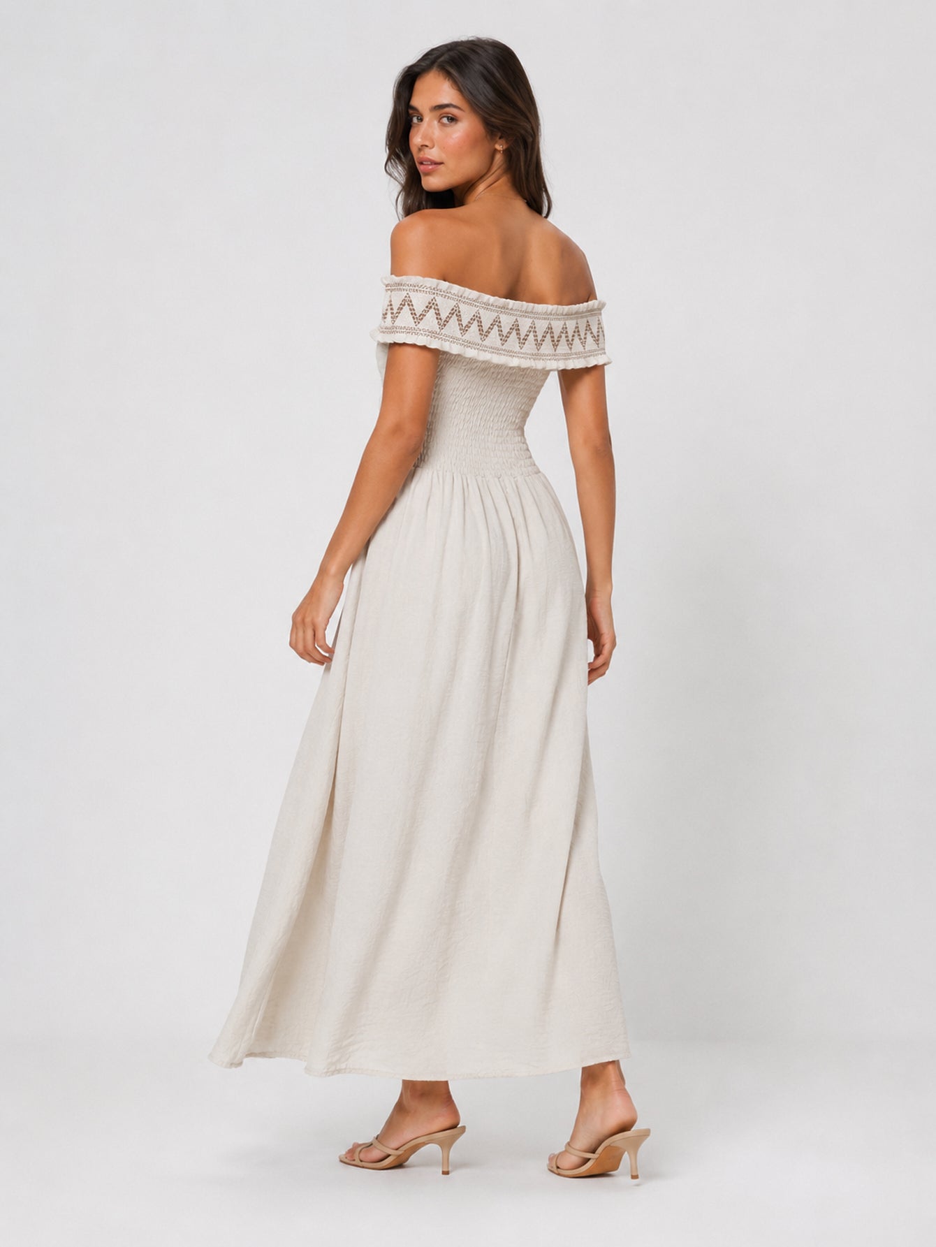 Robe brodée dos nu (5)