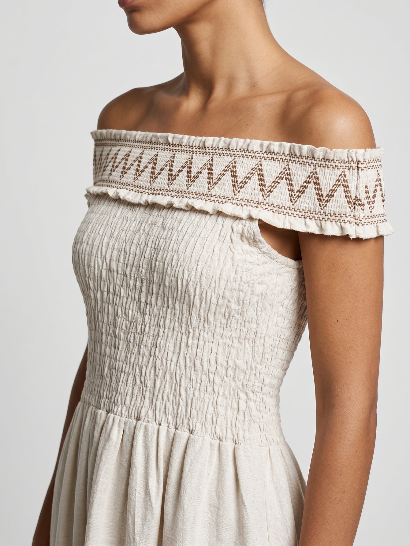Robe brodée dos nu (6)