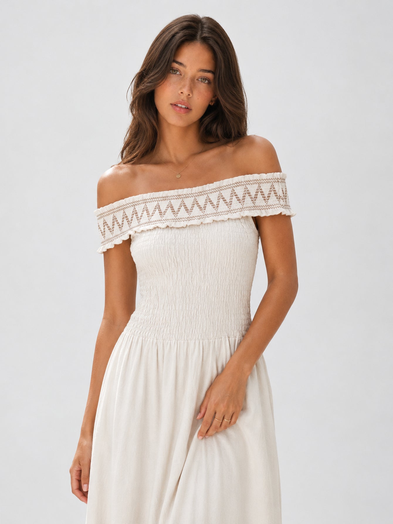 Robe brodée dos nu (2)