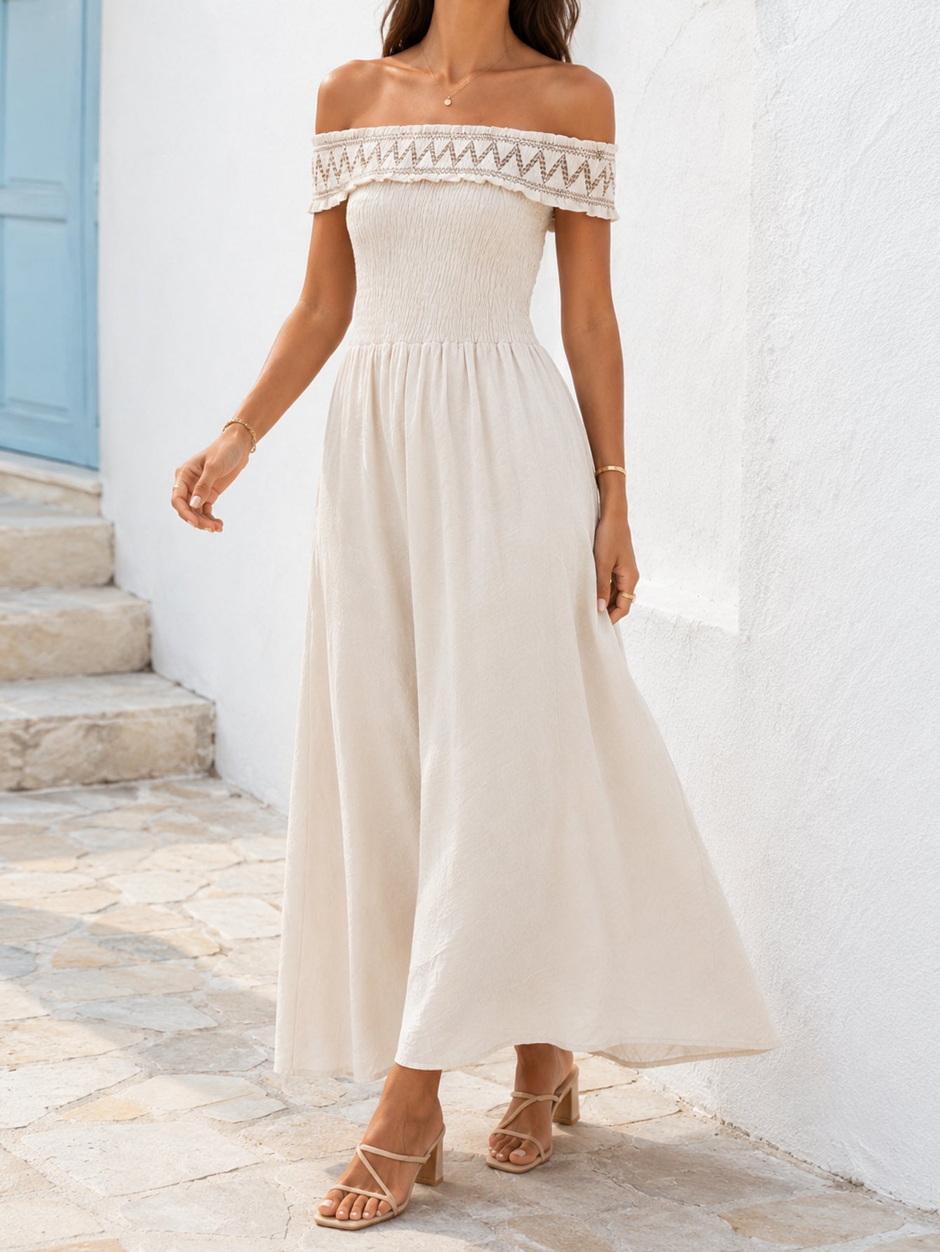 Robe brodée dos nu (1)