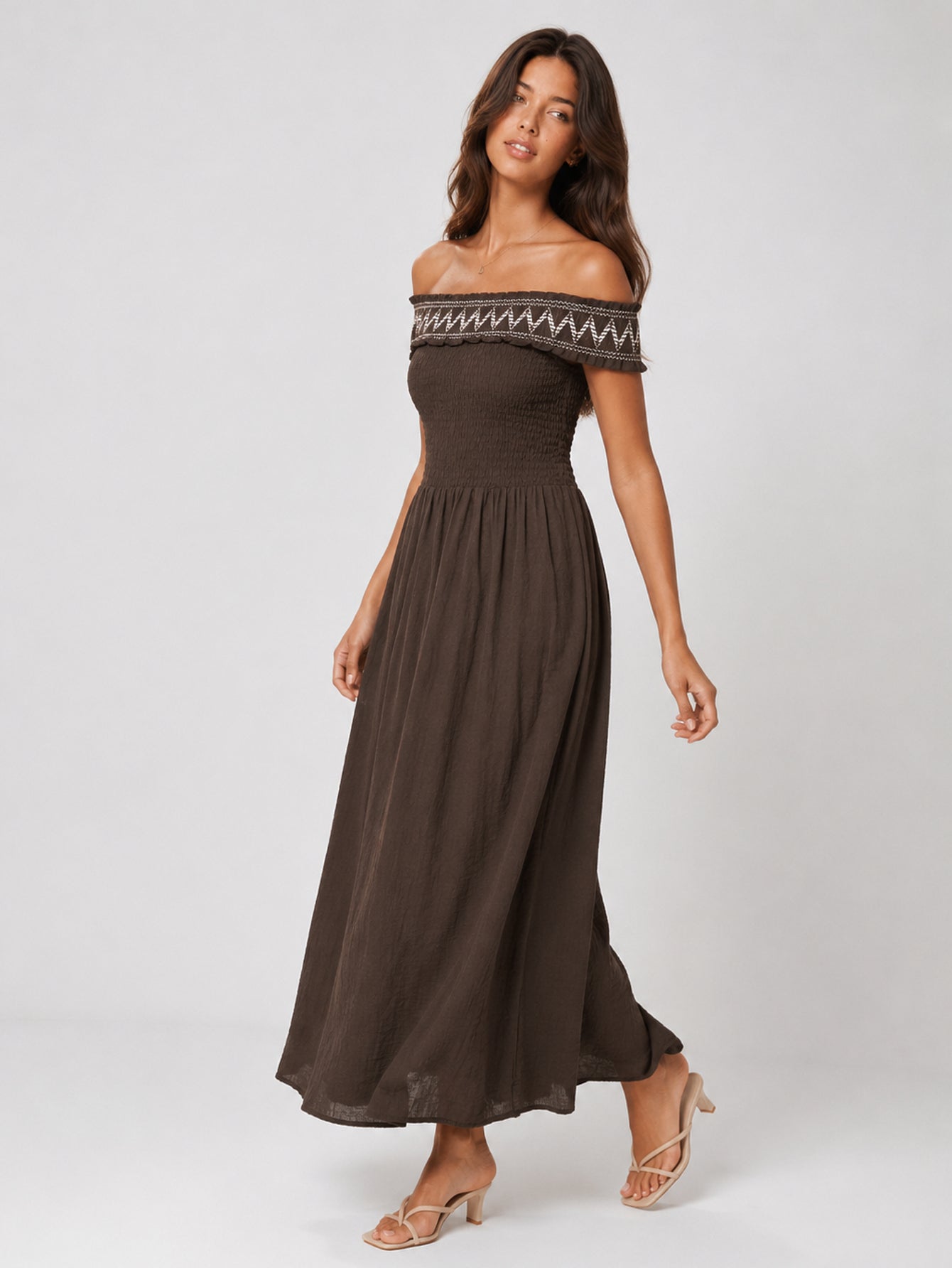 Robe brodée dos nu (9)