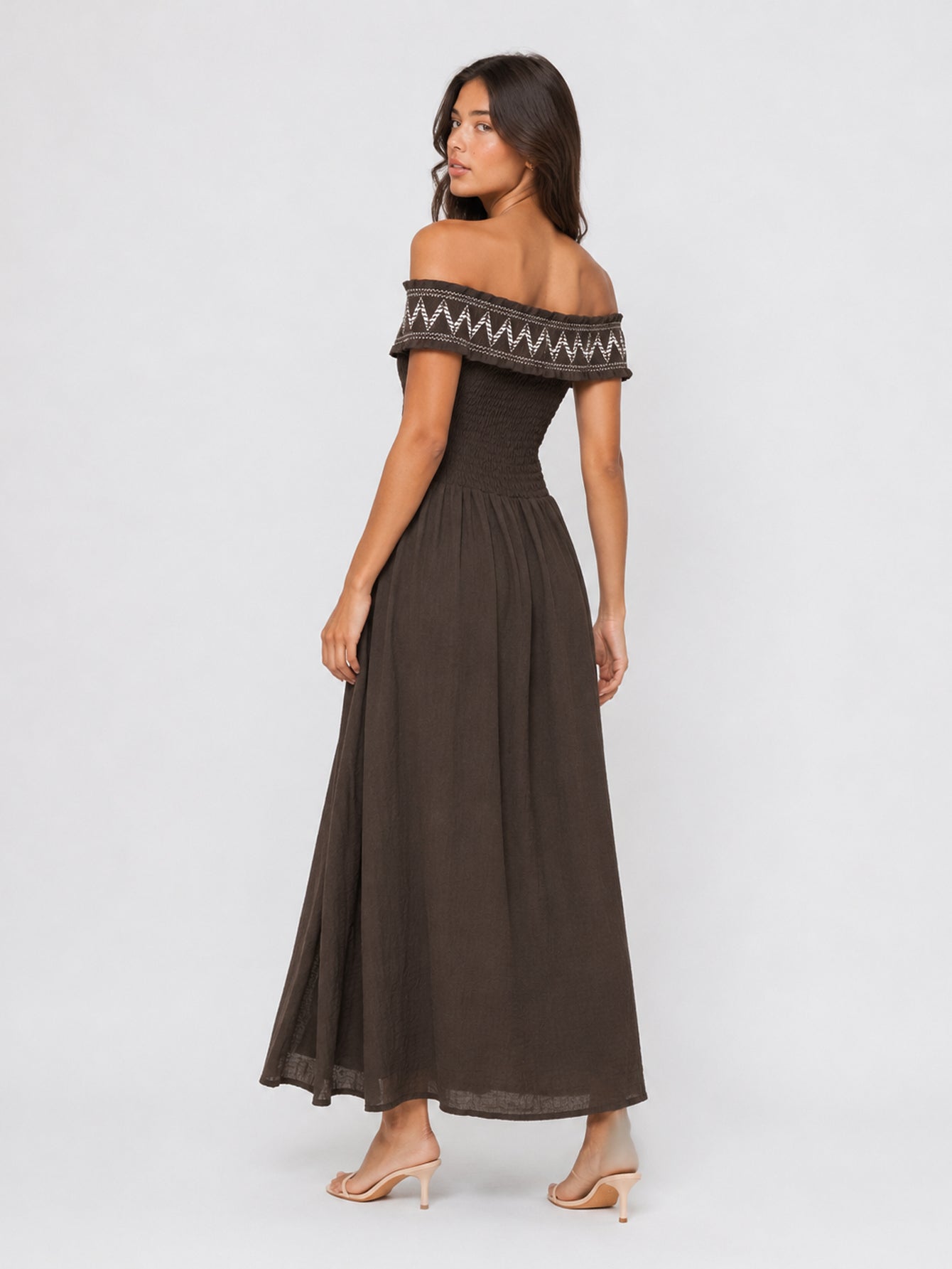 Robe brodée dos nu (10)