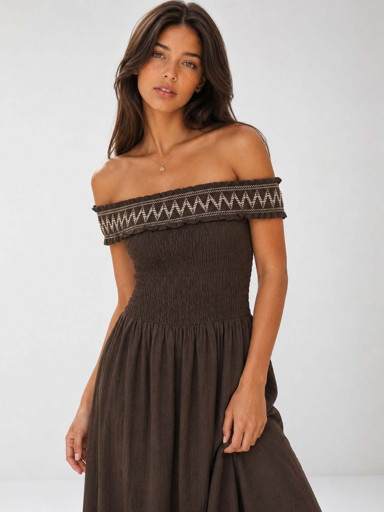 Robe brodée dos nu (12)