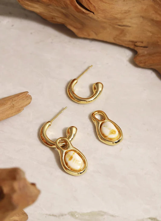 Boucles d’oreilles pierres beiges et plaqué or