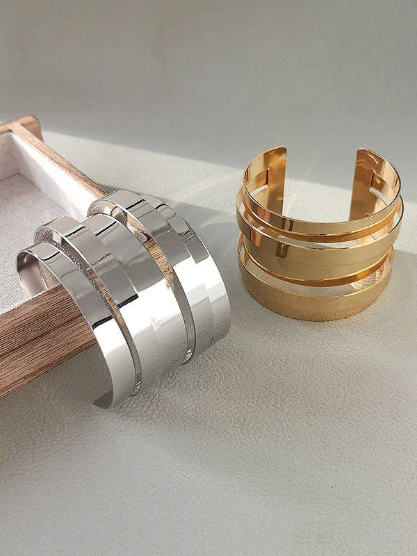 Bracelet style normcore avec motif géométrique et couleur unie