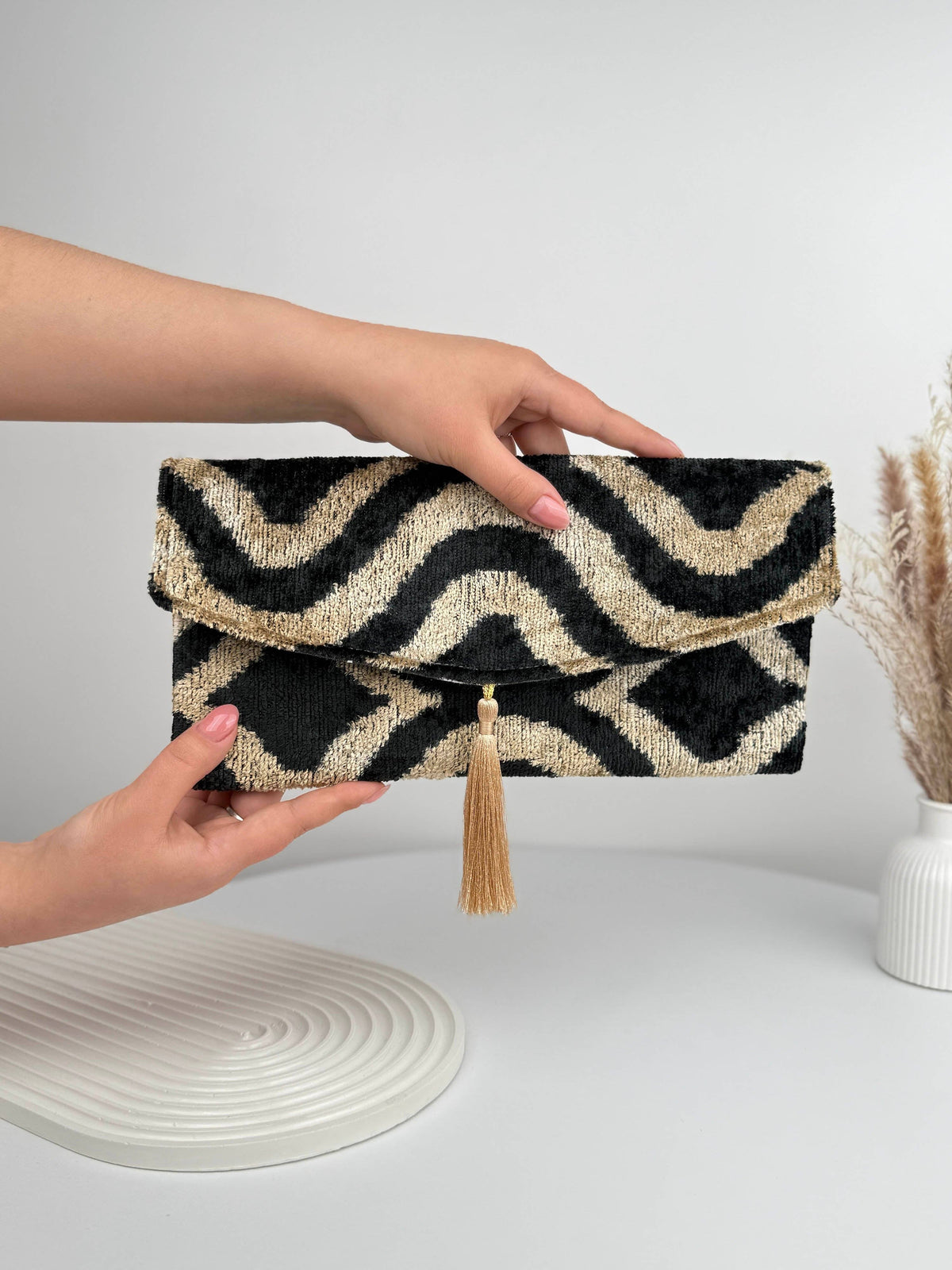 Pochette ikat en velours de soie - Sac bohème Vagues dorées