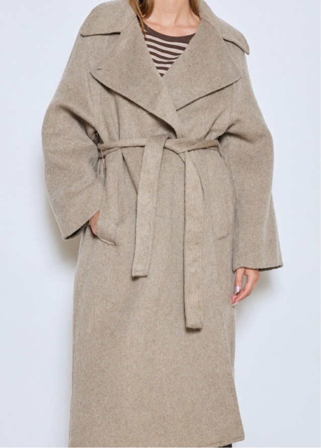 Manteau beige ceinturé avec laine
