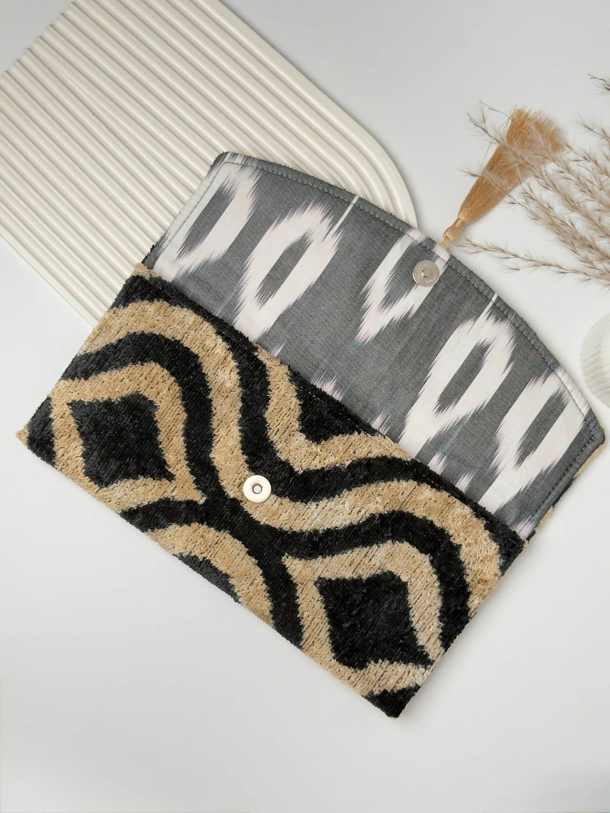 Pochette ikat en velours de soie - Sac bohème Vagues dorées