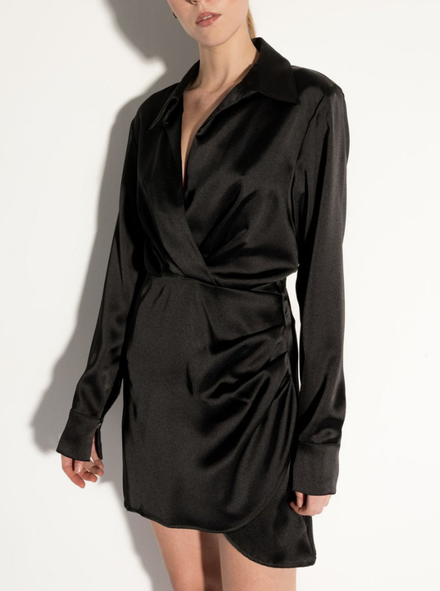 Robe noire satinée