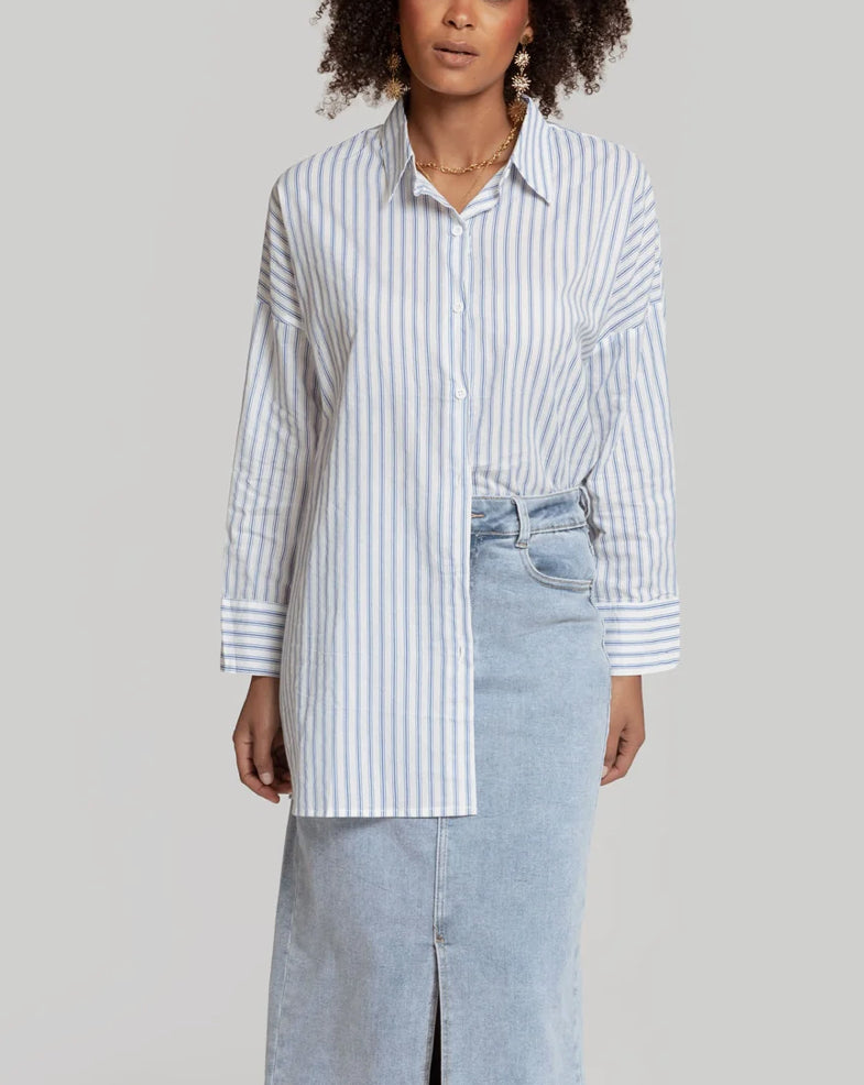 Chemise rayée bleue et blanche