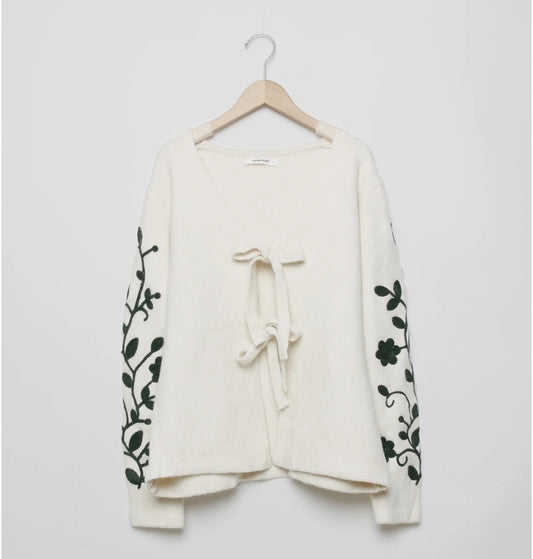 Pull beige fleurs vertes