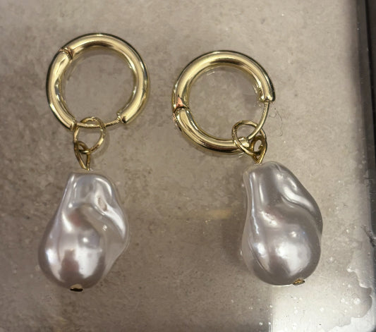 Boucles d’oreilles pendentif effet perle et plaqué or