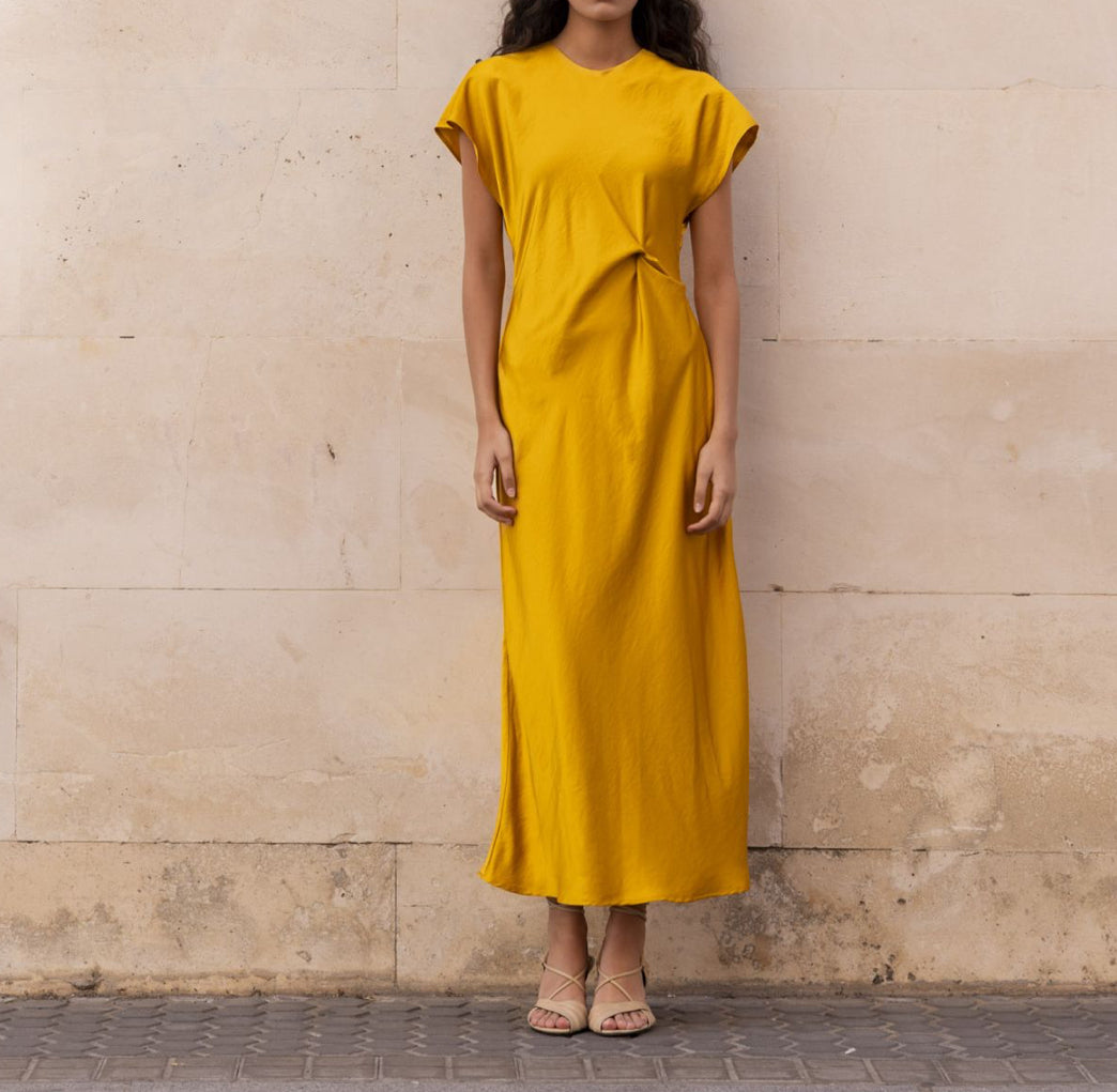 Robe satinée jaune