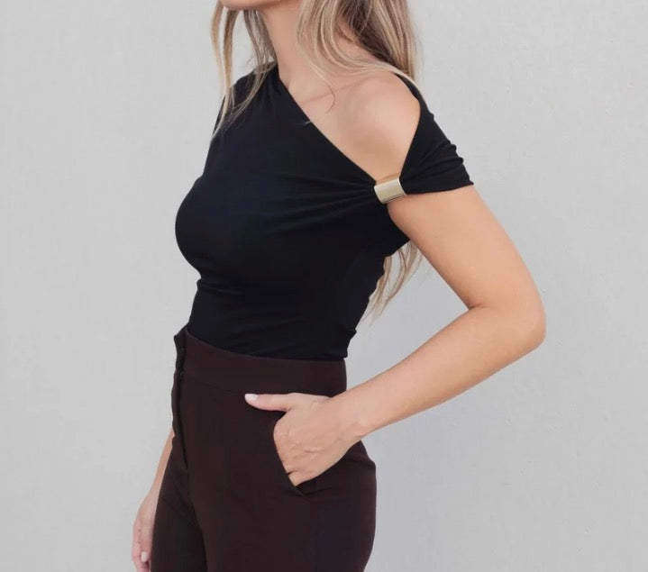 Haut asymétrique marron ou noir attache métal doré