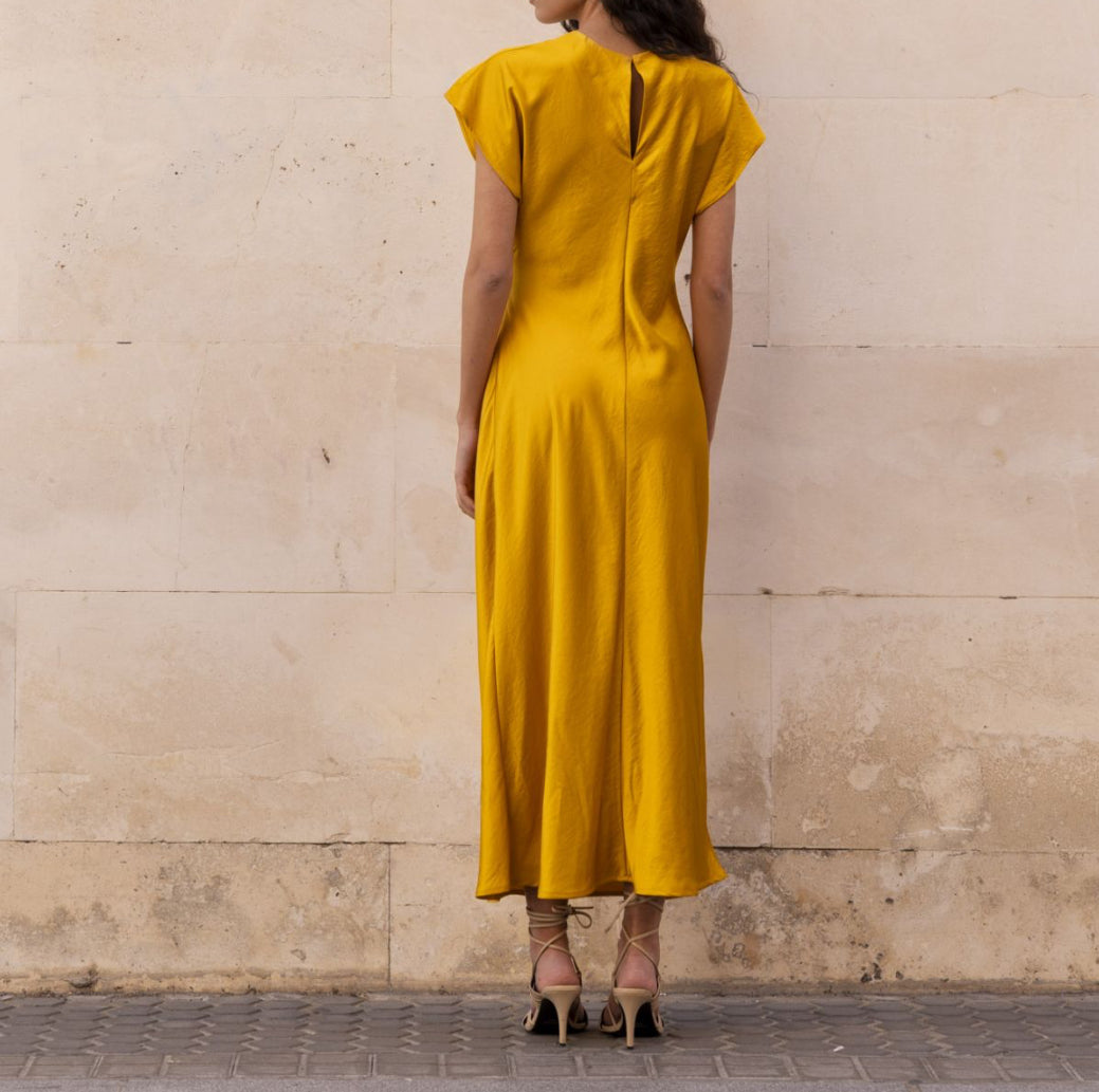 Robe satinée jaune