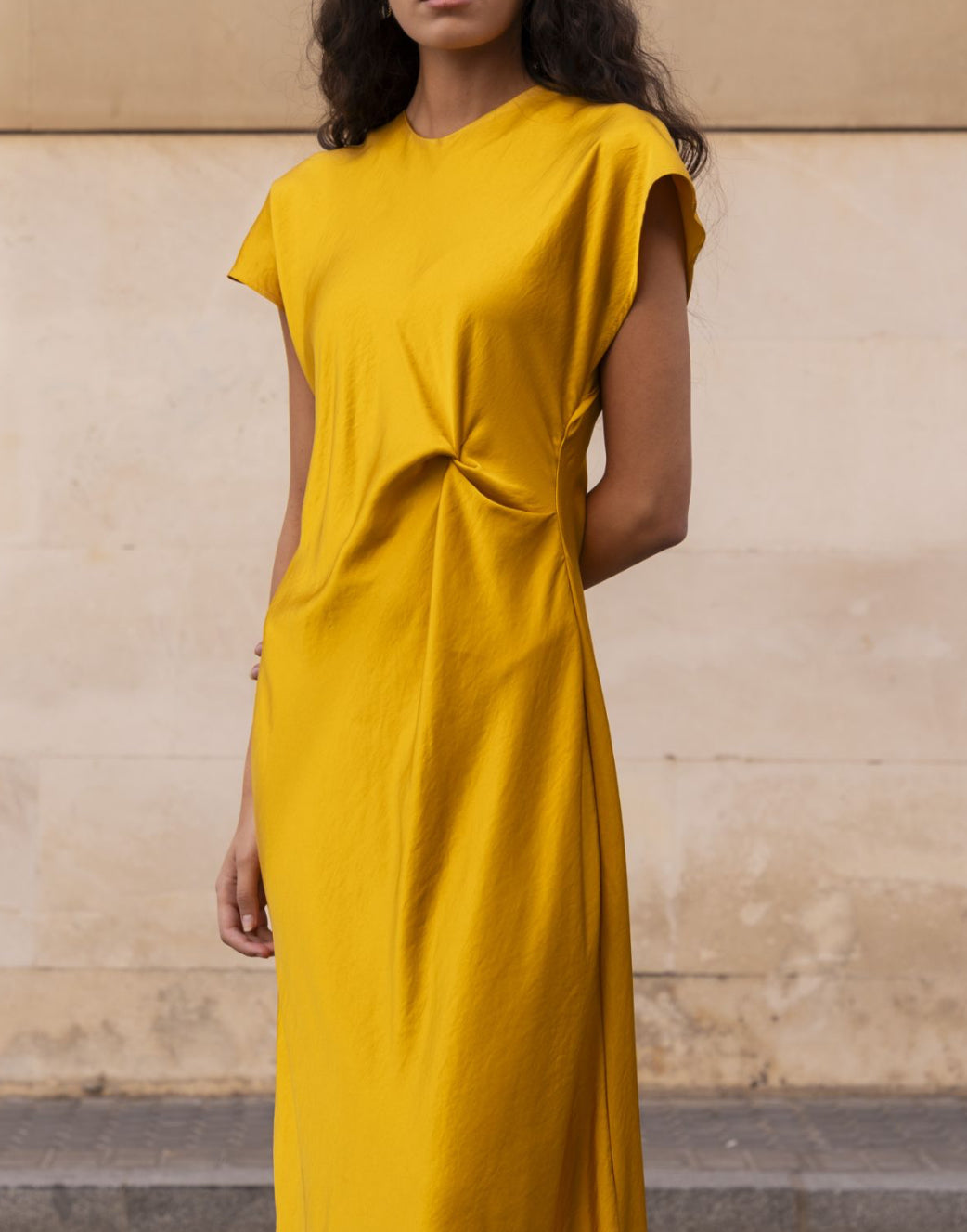 Robe satinée jaune