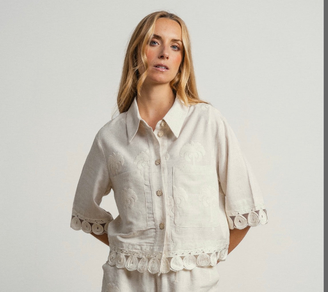 Chemise manches courtes bord brodé