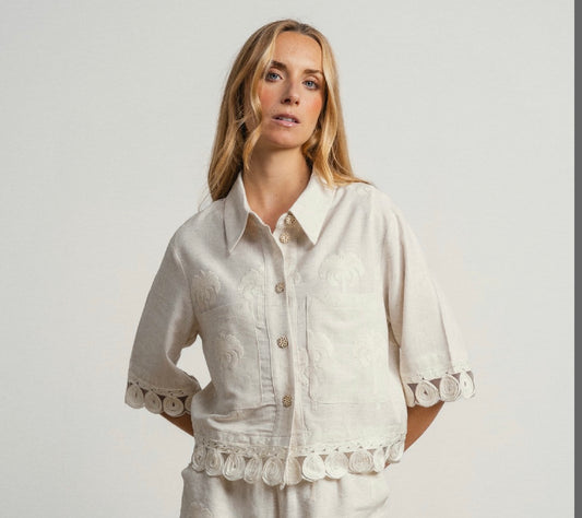 Chemise manches courtes bord brodé
