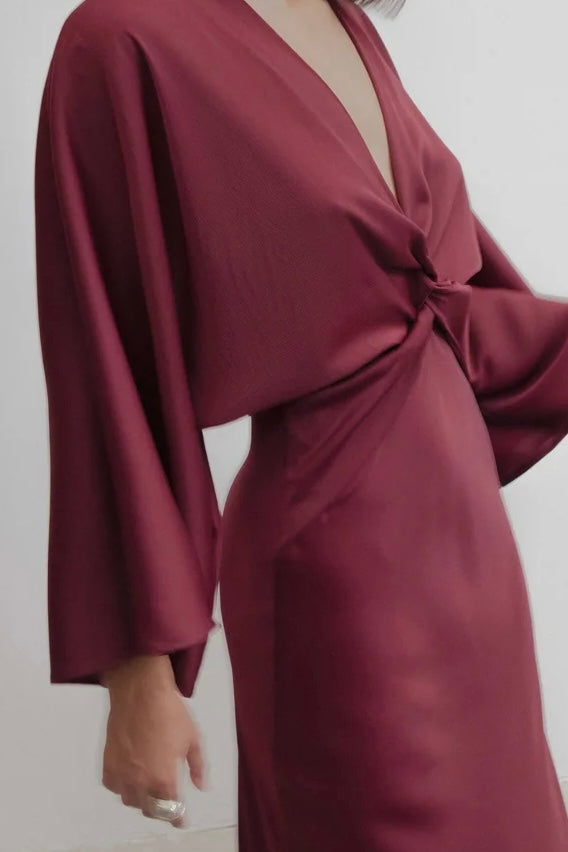 Robe bordeaux nouée satin