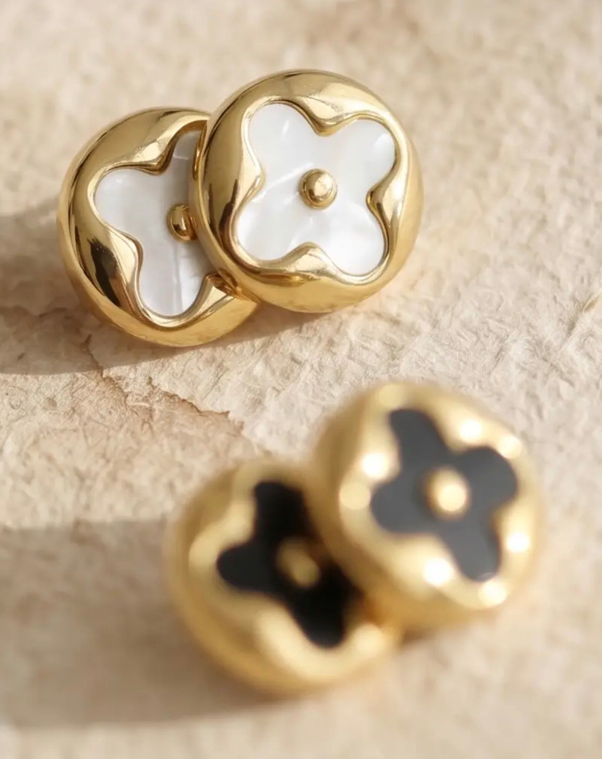 Boucles oreilles plaquées or 18 cts et émail noir ou blanc
