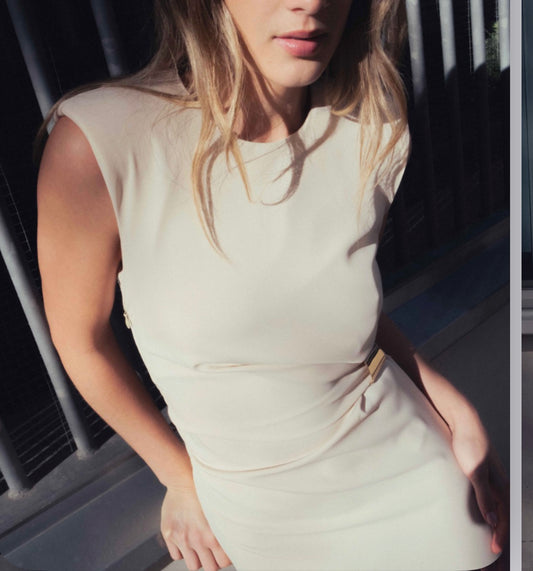 Robe beige attache métal doré