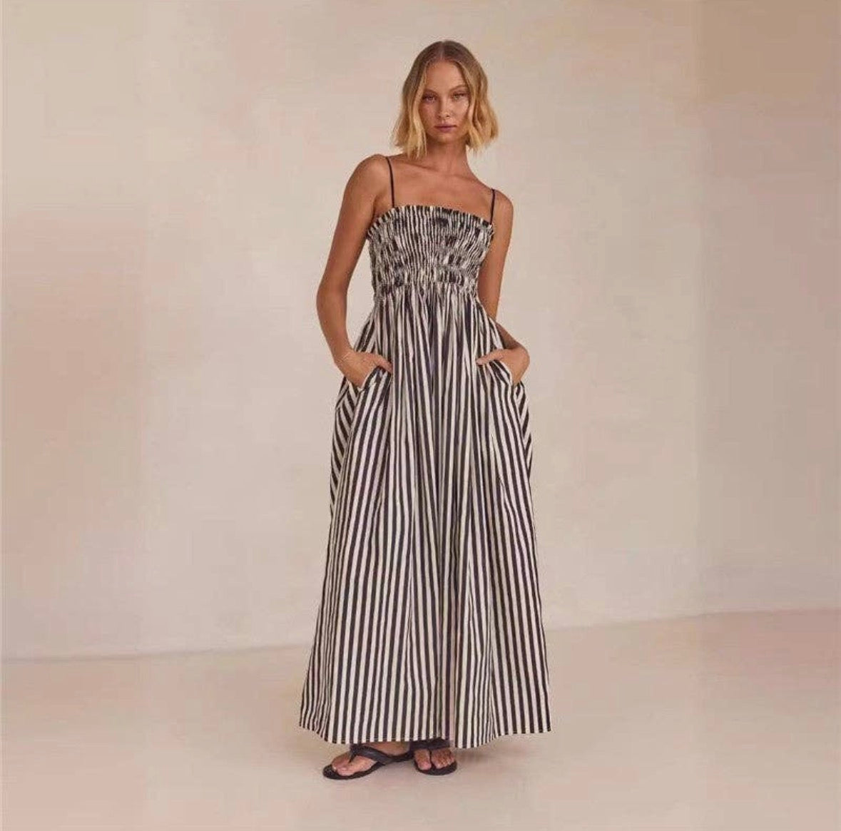 Robe longue rayée noir et blanc smocks