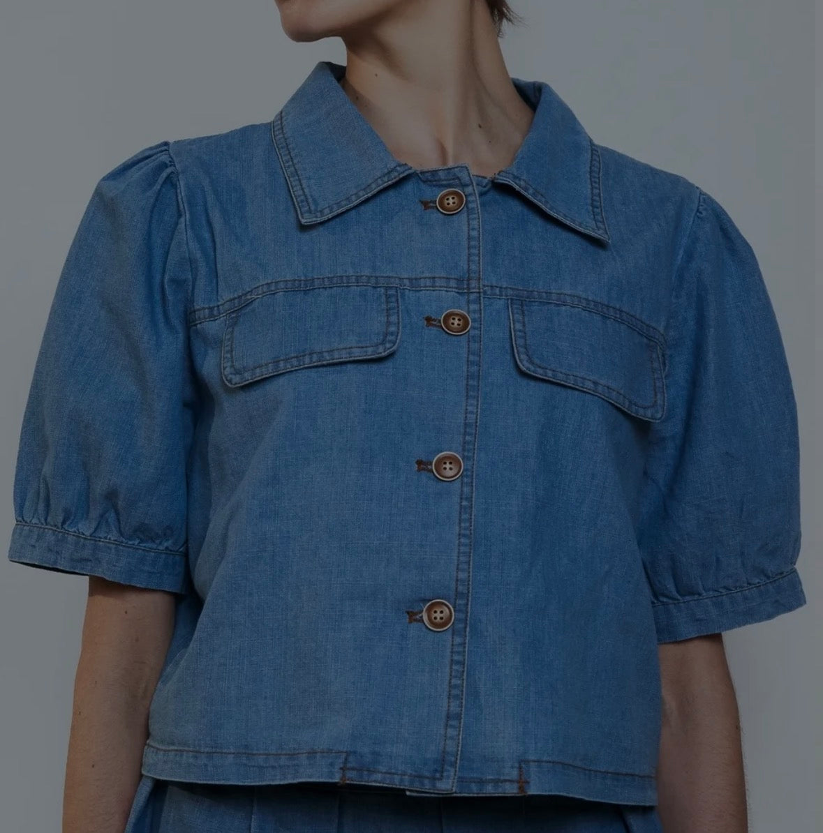 Chemise jean brut ou bleu ciel  manches courtes