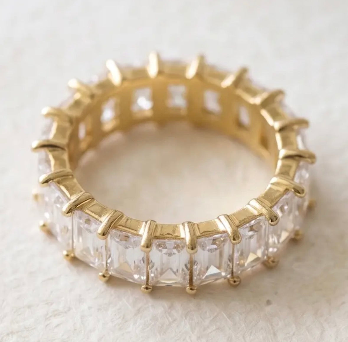 Bague alliance pierres blanches