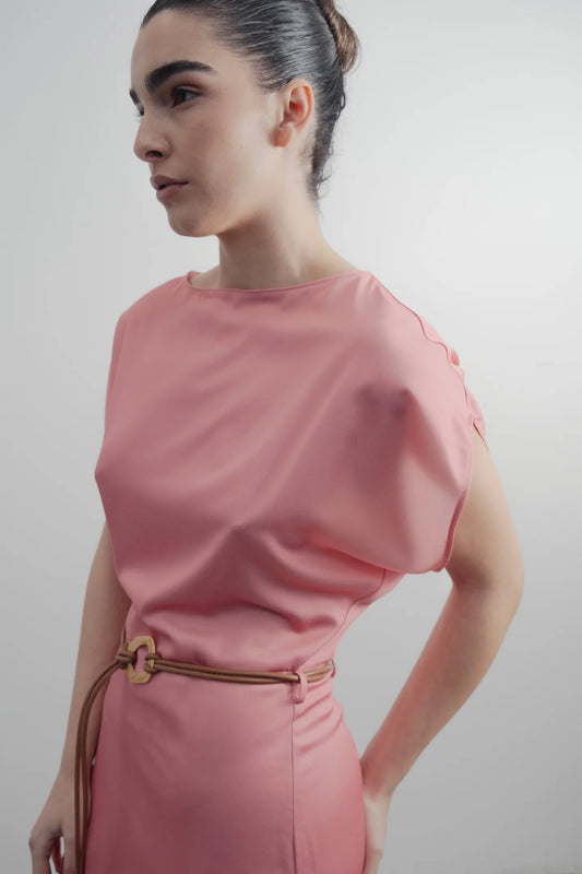 Robe satin rose ceinturée