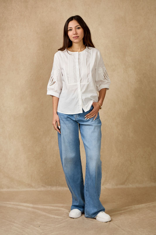 Chemise coton blanche sans col plissée, manches brodées