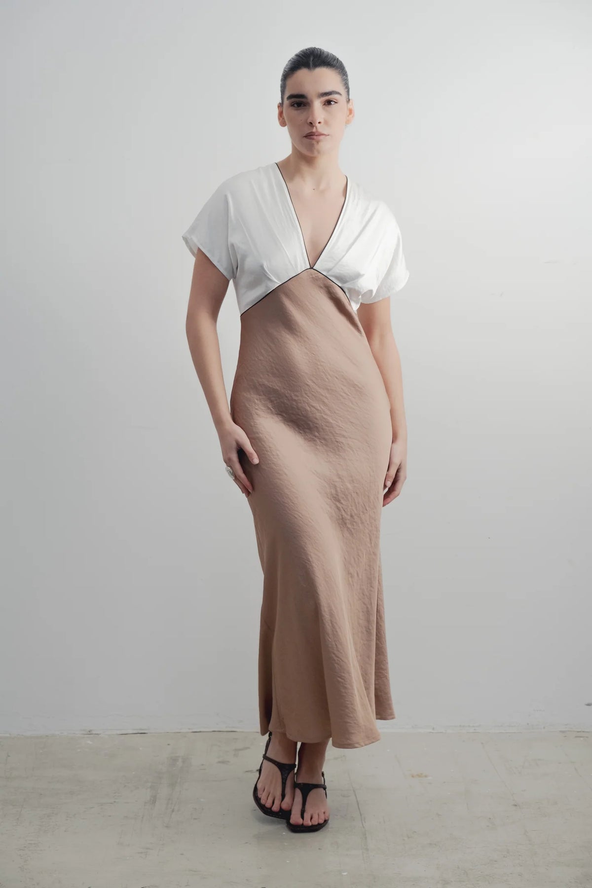 Robe satin tricolore blanche, beige bord noir