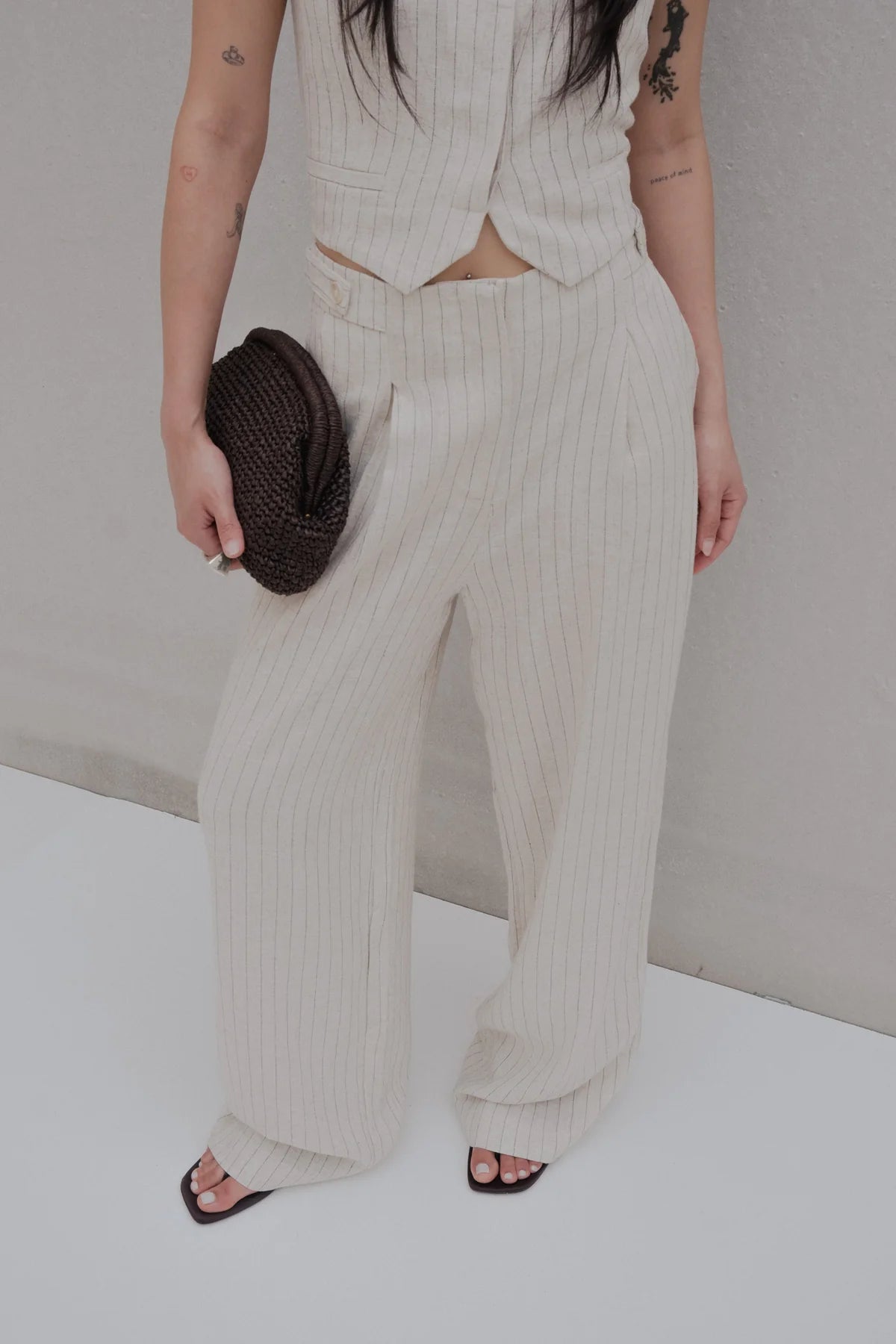 Pantalon ample avec lin rayé beige assorti