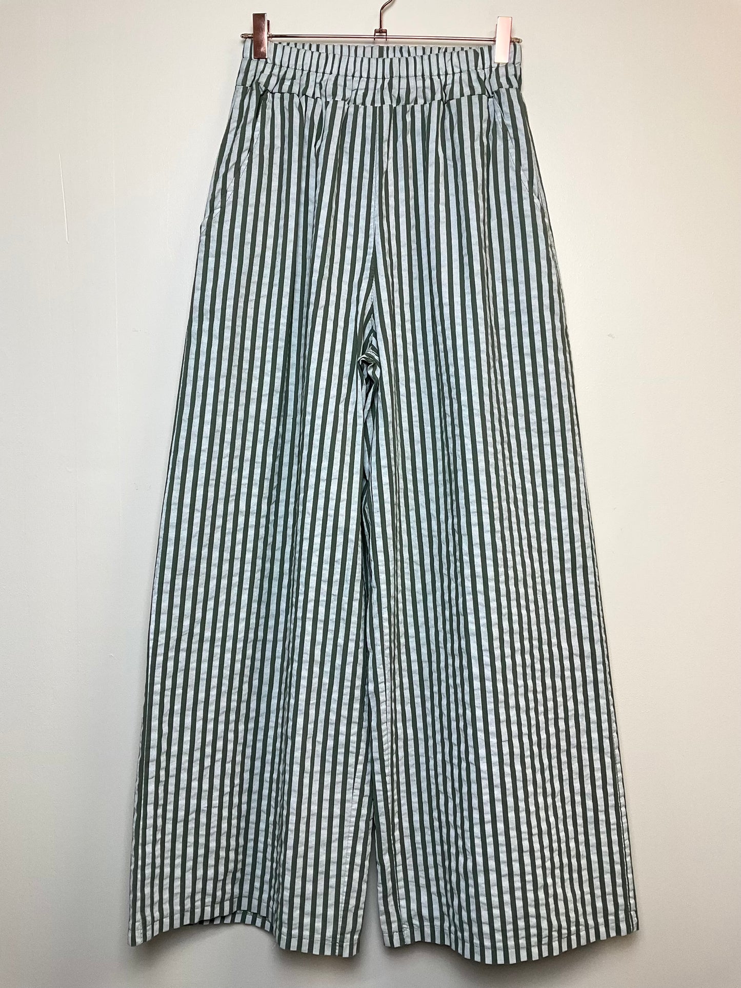 Pantalon large kaki rayé