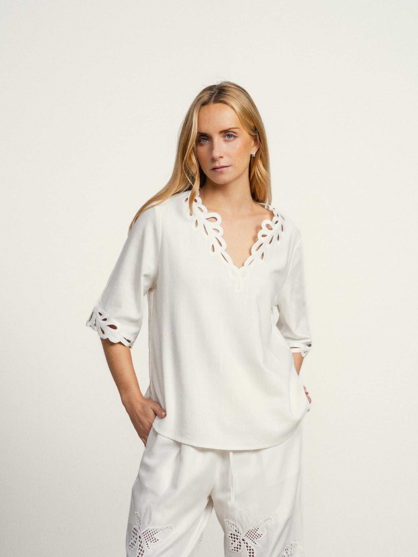 Blouse lin blanc bord brodés