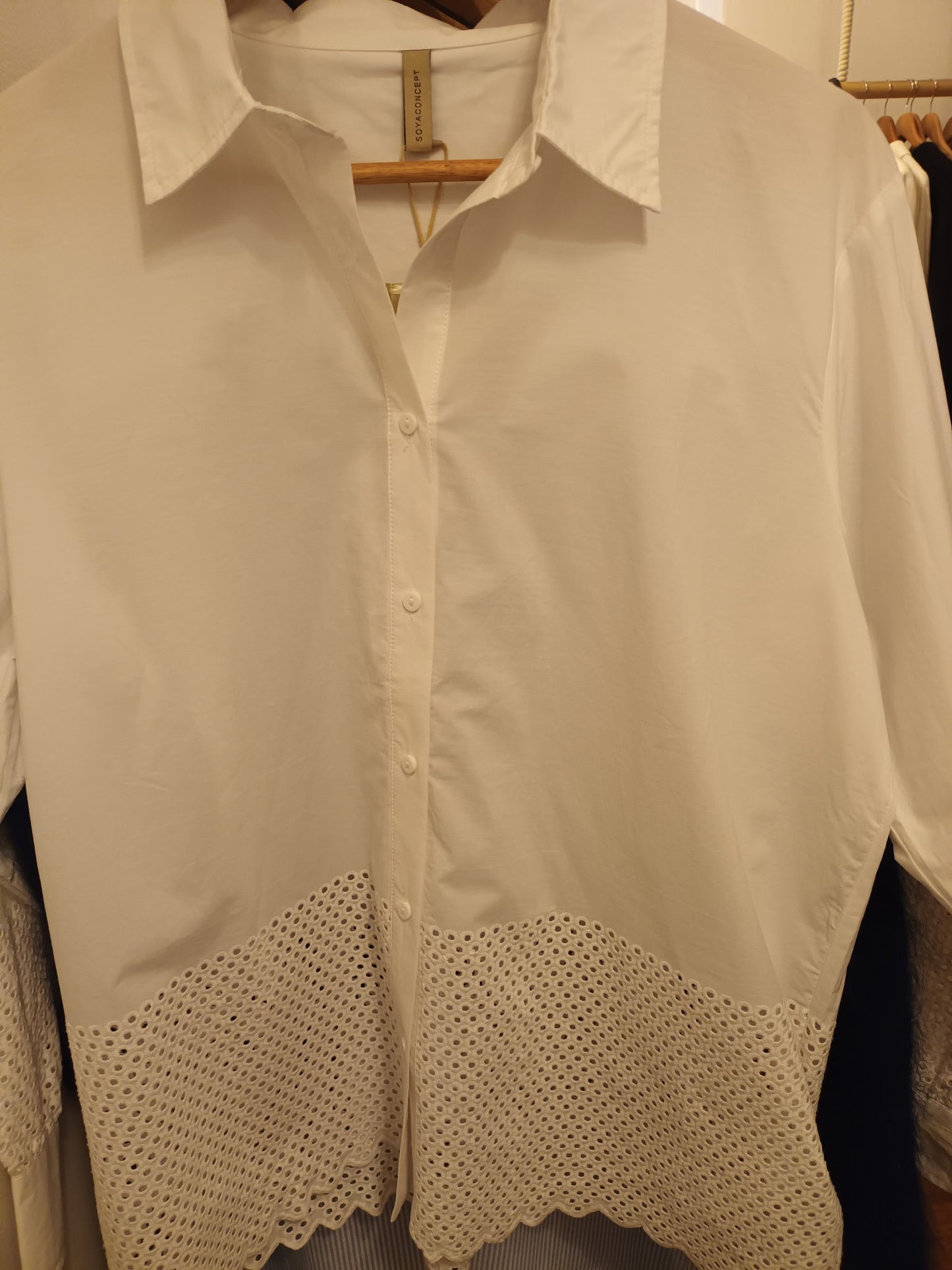 Chemise blanche broderie anglaise en bas
