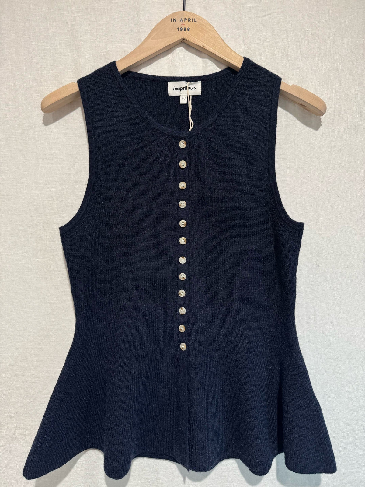 Gilet boutonné à basques marine ou beige