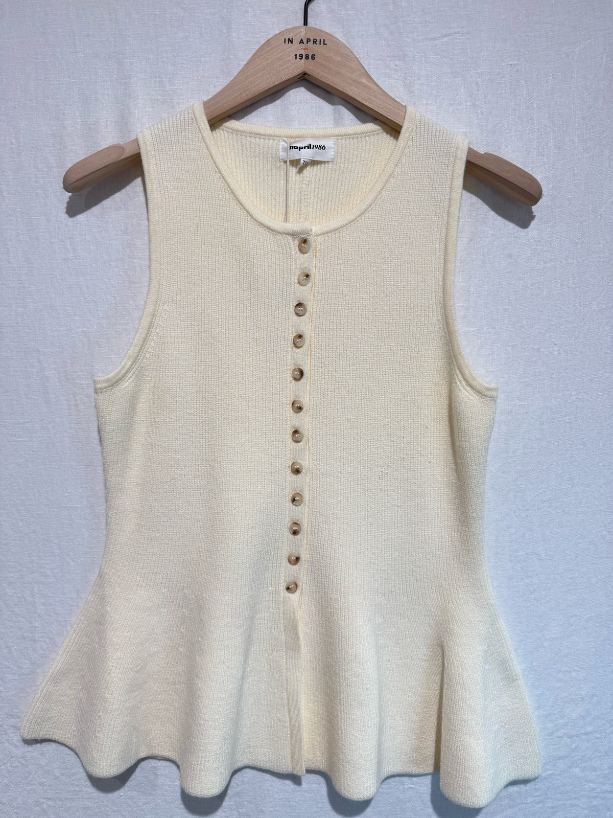 Gilet boutonné à basques marine ou beige